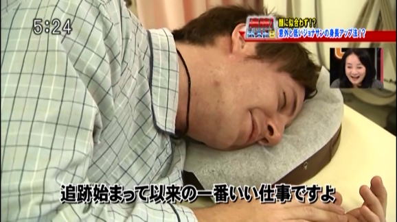 身長をごまかすジョナサン・シガー
